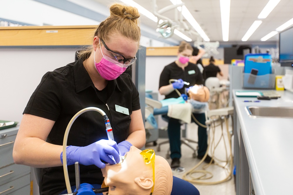 Dental_Assistant_Certificate_Prince_George-45