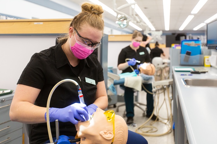 Dental_Assistant_Certificate_Prince_George-45