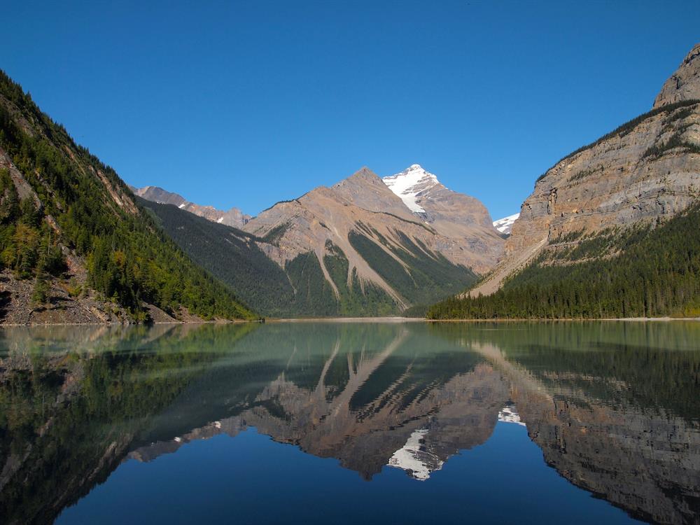 A mountain range with a lake in the summer